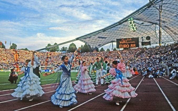 17.06.88 Deutschland - Spanien Deutschland, München, 17.06.1988, Fussball, Europameisterschaft EM 1988 in Deutschland, Deutschland - Spanien (2:0): Spanische Tänzerinnen. *** 17 06 88 Germany Spain Germany, Munich, 17 06 1988, football, European Championship EM 1988 in Germany, Germany Spain 2 0 Spanish dancers