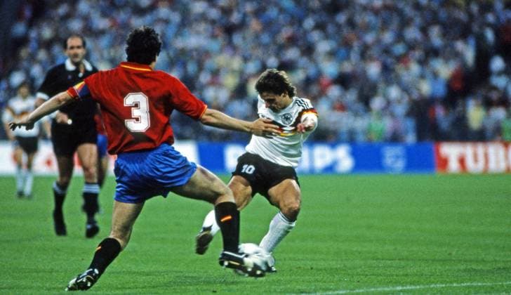 17.06.88 Deutschland - Spanien Deutschland, München, 17.06.1988, Fussball, Europameisterschaft EM 1988 in Deutschland, Deutschland - Spanien (2:0): v.l. Jose Camacho (Spanien), Olaf Thon (Deutschland).