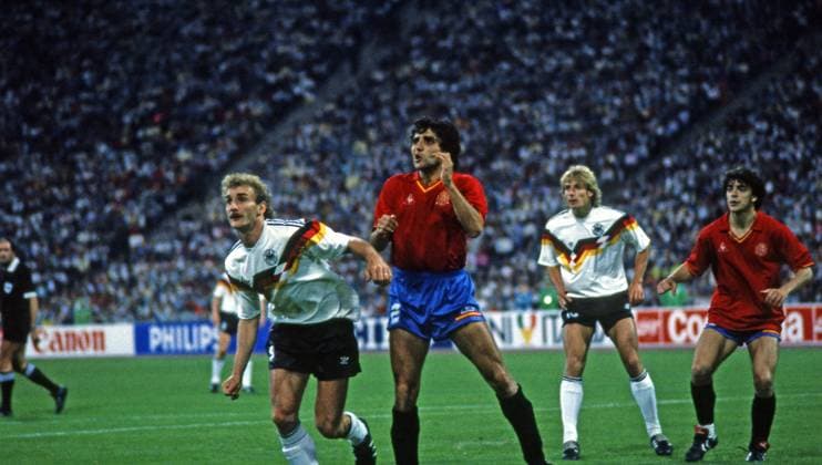 17.06.88 Deutschland - Spanien Deutschland, München, 17.06.1988, Fussball, Europameisterschaft EM 1988 in Deutschland, Deutschland - Spanien (2:0): v.l. Rudi Völler (Deutschland), Tomas Renones (Spanien).