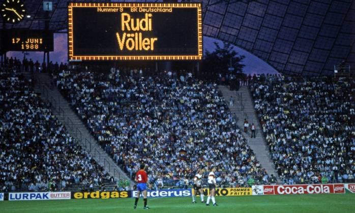 17.06.88 Deutschland - Spanien Deutschland, München, 17.06.1988, Fussball, Europameisterschaft EM 1988 in Deutschland, Deutschland - Spanien (2:0): Anzeigetafel Tor Rudi Völler (Deutschland).