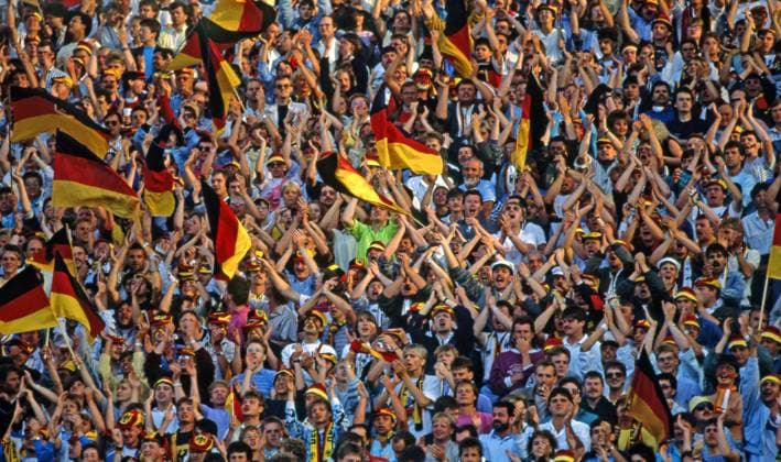17.06.88 Deutschland - Spanien Deutschland, München, 17.06.1988, Fussball, Europameisterschaft EM 1988 in Deutschland, Deutschland - Spanien (2:0): Deutschland Fans. *** 17 06 88 Germany Spain Germany, Munich, 17 06 1988, football, European Championship EM 1988 in Germany, Germany Spain 2 0 Germany fans