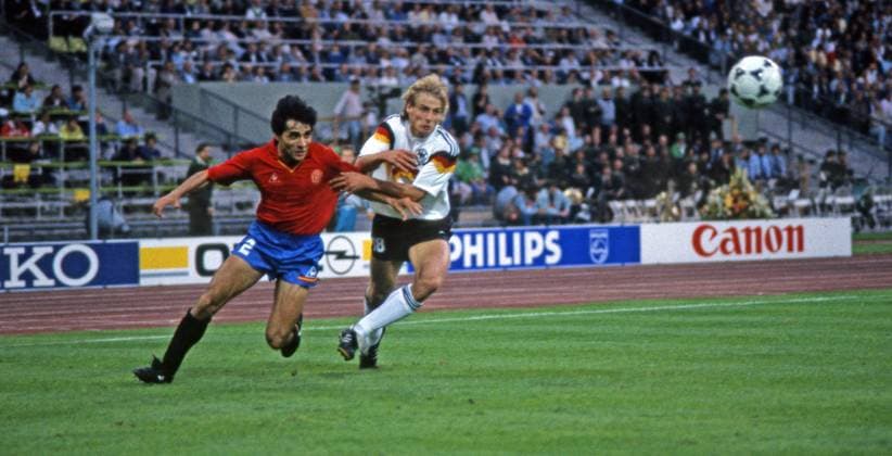 17.06.88 Deutschland - Spanien Deutschland, München, 17.06.1988, Fussball, Europameisterschaft EM 1988 in Deutschland, Deutschland - Spanien (2:0): v.l. Tomas Renones (Spanien), Jürgen Klinsmann (Deutschland).