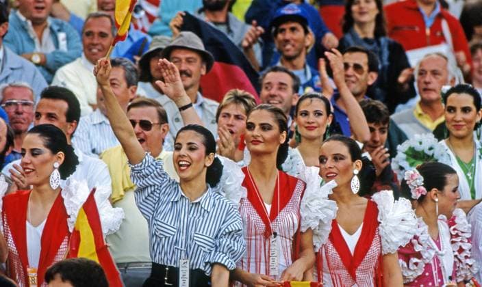 17.06.88 Deutschland - Spanien Deutschland, München, 17.06.1988, Fussball, Europameisterschaft EM 1988 in Deutschland, Deutschland - Spanien (2:0): Spanien Fans Frauen Tänzerinnen.