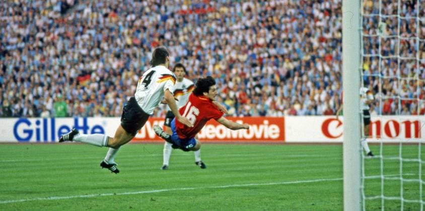 17.06.88 Deutschland - Spanien Deutschland, München, 17.06.1988, Fussball, Europameisterschaft EM 1988 in Deutschland, Deutschland - Spanien (2:0): v.l. Jürgen Kohler (Deutschland), Jose Maria Bakero (Spanien).