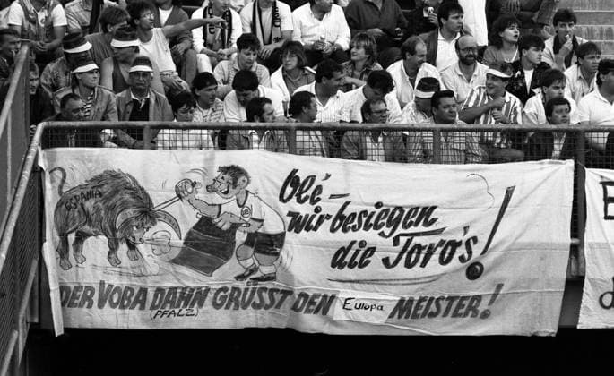 17.06.88 Deutschland - Spanien Deutschland, München, 17.06.1988, Fussball, Europameisterschaft EM 1988 in Deutschland, Deutschland - Spanien (2:0): Deutschland Fans Plakat Ole wir besiegen die Toros der Voba Dahn (Pfalz) grüsst den Europameister. *** 17 06 88 Germany Spain Germany, Munich, 17 06 1988, football, European Championship EM 1988 in Germany, Germany Spain 2 0 Germany fans poster Ole we defeat the Toros of Voba Dahn Palatinate greets the European champion