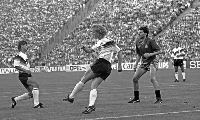 17.06.88 Deutschland - Spanien Deutschland, München, 17.06.1988, Fussball, Europameisterschaft EM 1988 in Deutschland, Deutschland - Spanien (2:0): Andreas Brehme (Deutschland).