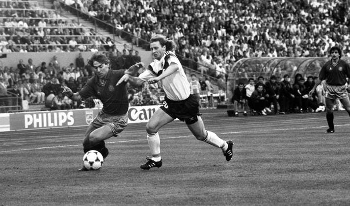 17.06.88 Deutschland - Spanien Deutschland, München, 17.06.1988, Fussball, Europameisterschaft EM 1988 in Deutschland, Deutschland - Spanien (2:0): v.l. Rafael Martin Vasquez (Spanien), Andreas Brehme (Deutschland).