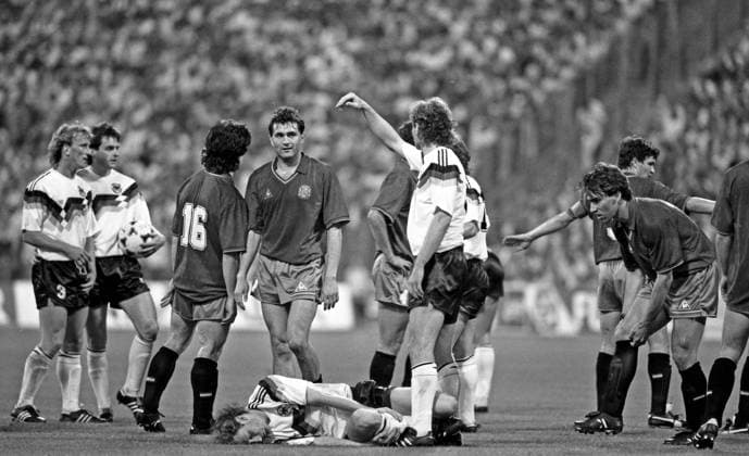 17.06.88 Deutschland - Spanien Deutschland, München, 17.06.1988, Fussball, Europameisterschaft EM 1988 in Deutschland, Deutschland - Spanien (2:0): v.l. Wolfgang Rolff, Rudi Völler (beide Deutschland).