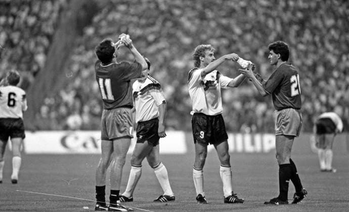 17.06.88 Deutschland - Spanien Deutschland, München, 17.06.1988, Fussball, Europameisterschaft EM 1988 in Deutschland, Deutschland - Spanien (2:0): v.l. Rudi Völler (Deutschland), Michael Gonzales (Spanien).