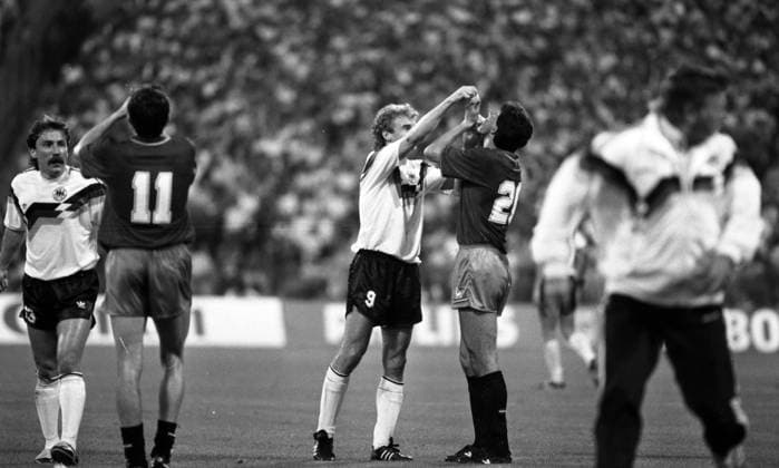 17.06.88 Deutschland - Spanien Deutschland, München, 17.06.1988, Fussball, Europameisterschaft EM 1988 in Deutschland, Deutschland - Spanien (2:0): v.l. Rudi Völler (Deutschland), Michael Gonzales (Spanien).