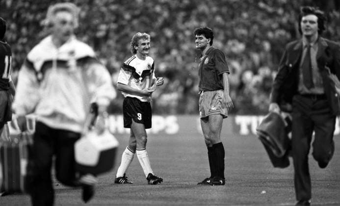 17.06.88 Deutschland - Spanien Deutschland, München, 17.06.1988, Fussball, Europameisterschaft EM 1988 in Deutschland, Deutschland - Spanien (2:0): v.l. Rudi Völler (Deutschland), Michael Gonzales (Spanien).