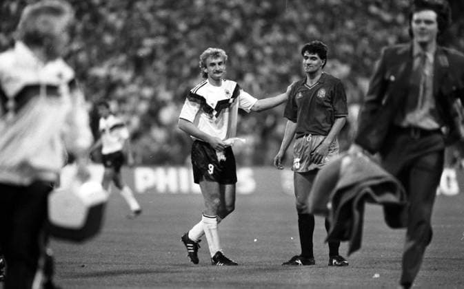 17.06.88 Deutschland - Spanien Deutschland, München, 17.06.1988, Fussball, Europameisterschaft EM 1988 in Deutschland, Deutschland - Spanien (2:0): v.l. Rudi Völler (Deutschland), Michael Gonzales (Spanien).