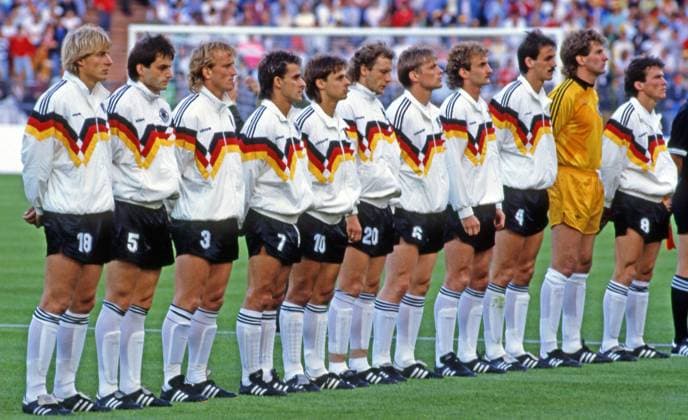 17.06.88 Deutschland - Spanien Deutschland, München, 17.06.1988, Fussball, Europameisterschaft EM 1988 in Deutschland, Deutschland - Spanien (2:0): Team Mannschaft Kader Deutschland v.l. Jürgen Klinsmann, Matthias Herget, Andreas Brehme, Pierre Littbarski, Olaf Thon, Wolfgang Rolff, Uli Borowka, Rudi Völler, Jürgen Kohler, Eike Immel, Lothar Matthäus. *** 17 06 88 Germany Spain Germany, Munich, 17 06 1988, Football, European Championship EM 1988 in Germany, Germany Spain 2 0 Team Team Squad Germany f l Jürgen Klinsmann, Matthias Herget, Andreas Brehme, Pierre Littbarski, Olaf Thon, Wolfgang Rolff, Uli Borowka, Rudi Völler, Jürgen Kohler, Eike Immel, Lothar Matthäus
