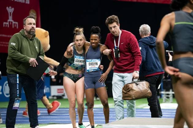 Sport Themen der Woche KW06 Sport Bilder des Tages ISTAF Indoor am 10.2.2023 in der Mercedes Benz Arena Berlin v.li. Gina Lückenkemper begleitet die verletzte Tristan Evelyn von der Bahn. Sie hatte sich eine Verletzung beim Sprintfinale zugezogen Mercedes Benz Arena *** ISTAF Indoor on 10 2 2023 in the Mercedes Benz Arena Berlin v li Gina Lückenkemper accompanies the injured Tristan Evelyn from the track She had suffered an injury in the sprint final Mercedes Benz Arena