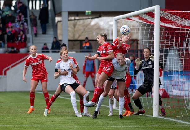 Sport Themen der Woche KW06 Sport Bilder des Tages Georgia Stanway (FC Bayern Muenchen Frauen, 31) und Lea Schueller (FC Bayern Muenchen Frauen, 11) koennen hier vor dem Tor von Maria Luisa Grohs (Torfrau, FC Bayern Muenchen Frauen, 22) einen Frankfurter Treffer verhindern. FC Bayern Muenchen Frauen gegen Eintracht Frankfurt, Fussball, Frauen-Bundesliga, 12. Spieltag, Saison 2022 2023, 11.02.2022. (DFL DFB REGULATIONS PROHIBIT ANY USE OF PHOTOGRAPHS as IMAGE SEQUENCES and or QUASI-VIDEO). FC Bayern Muenchen Frauen gegen Eintracht Frankfurt, Fussball, Frauen-Bundesliga, 12. Spieltag, Saison 2022 2023, 11.02.2022. Muenchen *** Georgia Stanway FC Bayern Muenchen Frauen, 31 and Lea Schueller FC Bayern Muenchen Frauen, 11 can prevent a Frankfurt goal here in front of Maria Luisa Grohs goalkeeper, FC Bayern Muenchen Frauen, 22 FC Bayern Muenchen Frauen v Eintracht Frankfurt, Fussball, Frauen Bundesliga, 12 Spieltag, Saison 2022 2023, 11 02 2022 DFL DFB REGULATIONS PROHIBIT ANY USE OF PHOTOGRAPHS as IMAGE SEQUENCES and or QUASI VIDEO FC Bayern Muenchen Frauen gegen Eintracht Frankfurt, football, Frauen Bundesliga, 12 Spieltag, Saison 2022 2023, 11 02 2022 Muenchen Copyright: xEibner-Pressefoto HeikexFeinerx EP_HFR