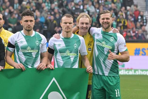 Sport Themen der Woche KW06 Sport Bilder des Tages GER, 1. FBL, SV Werder Bremen vs Borussia Dortmund 11.02.2023, wohninvest Weserstadion, Bremen, GER, 1. FBL, SV Werder Bremen vs Borussia Dortmund im Bild picture shows Feature Impressionen Vor dem Spiel Gedenkminute fuer die Opfer des Erdbebens in der Tuerkei und Syrien, Milos Veljkovic (Werder Bremen 13) Christian Groß Gross (Werder Bremen 36) Julian Brandt (Borussia Dortmund 19) und Niclas Füllkrug Fuellkrug (Werder Bremen 11) *** GER, 1 FBL, SV Werder Bremen vs Borussia Dortmund 11 02 2023, wohninvest Weserstadion, Bremen, GER, 1 FBL, SV Werder Bremen vs Borussia Dortmund in picture picture shows Feature Impressions Before the match minute of silence for the victims of the earthquake in Turkey and Syria, Milos Veljkovic Werder Bremen 13 Christian Gross Werder Bremen 36 Julian Brandt Borussia Dortmund 19 and Niclas Füllkrug Fuellkrug Werder Bremen 11 nordphotoxGmbHx xKokenge nph00001