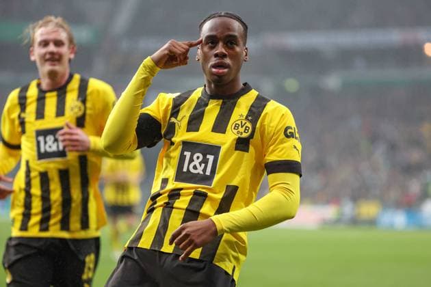 Sport Themen der Woche KW06 Sport Bilder des Tages SV Werder Bremen - Borussia Dortmund am 11.02.2023 im Weserstadion in Bremen Jubel, Torjubel, Torschuetze, Torschütze Jamie Bynoe Gittens (Dortmund 43) jubelt nach seinem Tor zum 0 zu 1 *** SV Werder Bremen Borussia Dortmund on 11 02 2023 at Weserstadion in Bremen cheering, goal celebration, goal scorer Jamie Bynoe Gittens Dortmund 43 cheers after his goal to 0 to 1 MH