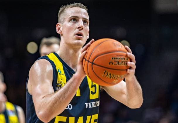 11.02.2023, Berlin, Basketball, 1. Bundesliga, easyCredit BBL, Hauptrunde, 20.Spieltag, Mercedes Benz Arena: ALBA Berlin - EWE Baskets Oldenburg. Trey Drechsel III von EWE Baskets Oldenburg haelt den Ball bereit zum Freiwurf. ALBA Berlin - EWE Baskets Oldenburg