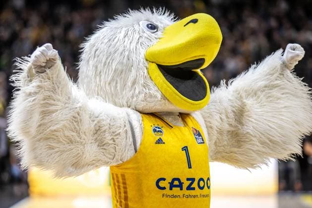 11.02.2023, Berlin, Basketball, 1. Bundesliga, easyCredit BBL, Hauptrunde, 20.Spieltag, Mercedes Benz Arena: ALBA Berlin - EWE Baskets Oldenburg. Albas Maskottchen Albatros feuert die Fans an. ALBA Berlin - EWE Baskets Oldenburg