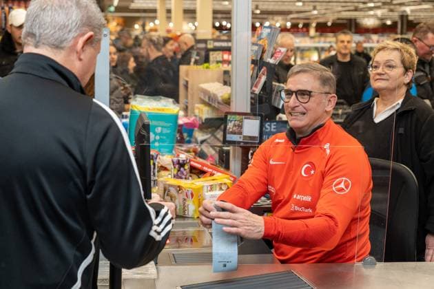 Sport Themen der Woche KW06 Sport Bilder des Tages Am Samstag (11.02.23) findet im E-Center Göksu eine Spendenaktion zugunsten der Erdbebenopfer in der Türkei statt. Dazu arbeitet der aus Neunkirchen stammende türkische Nationaltrainer Stefan Kuntz an der Kasse. *** On Saturday 11 02 23 will be held in the E Center Göksu a fundraiser in favor of the earthquake victims in Turkey For this purpose, the Turkish national coach Stefan Kuntz, who comes from Neunkirchen, works at the cash desk bub