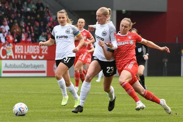 Sport Themen der Woche KW06 Sport Bilder des Tages Frauenfußball - Zweikampf von KÜVER Camilla und LOHMANN Sydney bei dem Flyeralarm Frauenfußball-Bundesligaspiel des FC Bayern München gegen Eintracht Frankfurt am 11.02.2023, Deutschland, Bayern München FC Bayern Campus Bayern Deutschland *** Womens soccer duel between KÜVER Camilla and LOHMANN Sydney during the Flyeralarm womens soccer Bundesliga match between FC Bayern Munich and Eintracht Frankfurt on 11 02 2023, Germany, Bayern Munich FC Bayern Campus Bayern Germany