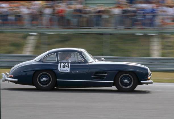 der Mercedes-Benz 300 SL wurde im Februar 1964 der Weltöffentlichkeit in New York als der damals schnellste Sportwagen der Welt vorgestellt die Leser der Fachzeitschrift Motor-Klassik wählten ihn zum Sportwagen des Jahrhunderts SL heißt super leicht andere übersetzen SL mit leicht das Fahrzeug wurde 194 bis1963 produziert das Foto entstand beim Avd Oldtimer Grand Prix am 17.8.1986 *** the Mercedes Benz 300 SL was presented in February 1964 to the world public in New York as the fastest sports car in the world at that time the readers of the trade magazine Motor Klassik voted it the sports car of the century SL means super light others translate SL with sport light the vehicle was produced 194 to1963 the photo was taken at the Avd Oldtimer Grand Prix on 17 8 1986