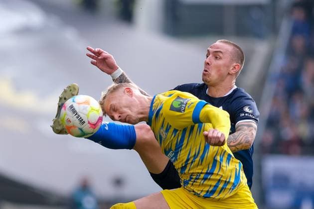Sport Themen der Woche KW06 Sport Bilder des Tages Saulo Decarli (Eintracht Braunschweig, 03) im Zweikampf mit Phillip Tietz (SV Darmstadt 98, 9), SV Darmstadt 98 vs. Eintracht Braunschweig, Fussball, 2. Bundesliga, 20. Spieltag, Saison 2022 2023, 12.02.2023, DFL REGULATIONS PROHIBIT ANY USE OF PHOTOGRAPHS AS IMAGE SEQUENCES AND OR QUASI VIDEO SV Darmstadt 98 vs. Eintracht Braunschweig, Fussball, 2. Bundesliga, 20. Spieltag, Saison 2022 2023, 12.02.2023 Darmstadt *** Saulo Decarli Eintracht Braunschweig, 03 in duel with Phillip Tietz SV Darmstadt 98, 9 , SV Darmstadt 98 vs Eintracht Braunschweig, Football, 2 Bundesliga, 20 Matchday, Season 2022 2023, 12 02 2023, DFL REGULATES PROHIBIT ANY USE OF PHOTOGRAPHS AS IMAGE SEQUENCES AND OR QUASI VIDEO SV Darmstadt 98 vs Eintracht Braunschweig, Football, 2 Bundesliga, 20 Spieltag, Saison 2022 2023, 12 02 2023 Darmstadt Copyright: xMichaelxBermelx EP_EER