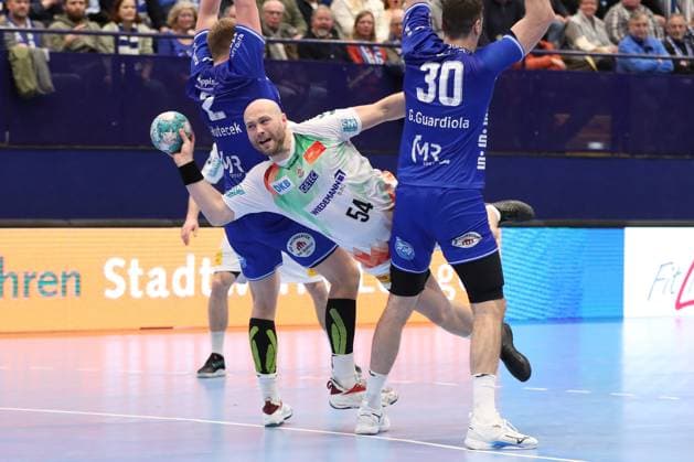 Sport Themen der Woche KW06 Sport Bilder des Tages 12.02.2023, xgox, Handball - Liqui Moly HBL, TBV Lemgo-Lippe - SC Magdeburg emspor, v.l. Oscar Bergedahl (Magdeburg, 54) wirft Tor, Torschuetze, erzielt Tor, Treffer, scores the goal Lemgo *** 12 02 2023, xgox, handball Liqui Moly HBL, TBV Lemgo Lippe SC Magdeburg emspor, v l Oscar Bergedahl Magdeburg, 54 throws goal, goalkeeper, scores goal, scores the goal Lemgo