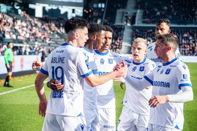 Joie des joueurs de l AJ Auxerre aprÃ s le but de Matthis Abline (AJ Auxerre) FOOTBALL : Angers SCO vs AJ Auxerre - Ligue 1 - Journee 23 - 12 02 2023 BaptisteAutissier Panoramic 