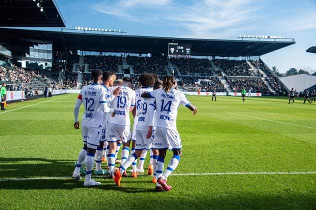 Joie des joueurs de l AJ Auxerre aprÃ s le but de Matthis Abline (AJ Auxerre) FOOTBALL : Angers SCO vs AJ Auxerre - Ligue 1 - Journee 23 - 12 02 2023 BaptisteAutissier Panoramic 
