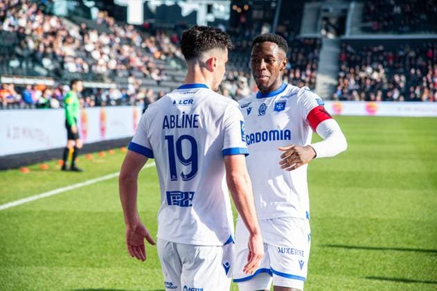 Joie des joueurs de l AJ Auxerre aprÃ s le but de Matthis Abline (AJ Auxerre) FOOTBALL : Angers SCO vs AJ Auxerre - Ligue 1 - Journee 23 - 12 02 2023 BaptisteAutissier Panoramic 