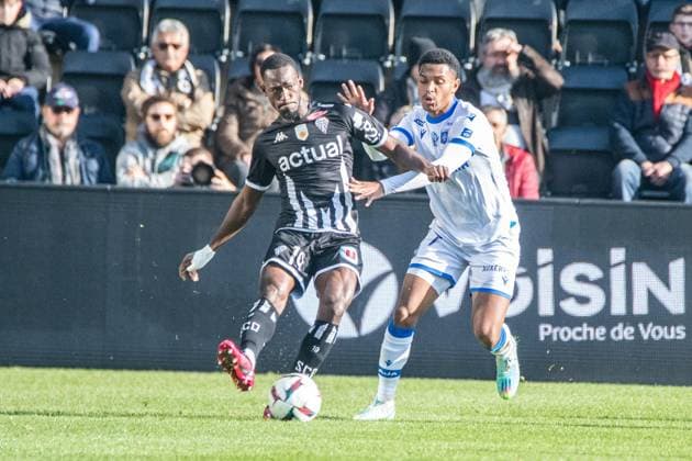 Rayan Raveloson (AJ Auxerre) Abdallah Sima (ANGERS SCO) FOOTBALL : Angers SCO vs AJ Auxerre - Ligue 1 - Journee 23 - 12 02 2023 BaptisteAutissier Panoramic 