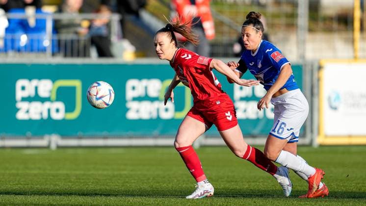 v.li.: Weronika Zawistowska (Köln, 24), Nicole Billa (TSG, 16), Zweikampf, Spielszene, Duell, duel, tackle, tackling, Dynamik, Action, Aktion, 12.02.2023, Sinsheim (Hoffenheim) (Deutschland), Fussball, Flyeralarm Frauen-Bundesliga, TSG 1899 Hoffenheim - 1. FC Köln, 12.02.2023, Sinsheim (Hoffenheim) (Deutschland), Fussball, Flyeralarm Frauen-Bundesliga, TSG 1899 Hoffenheim - 1. FC Köln, DFB DFL REGULATIONS PROHIBIT ANY USE OF PHOTOGRAPHS AS IMAGE SEQUENCES AND OR QUASI-VIDEO.