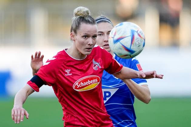 v.li.: Jana Beuschlein (Köln, 23), Katharina Naschenweng (TSG, 9), Zweikampf, Spielszene, Duell, duel, tackle, tackling, Dynamik, Action, Aktion, 12.02.2023, Sinsheim (Hoffenheim) (Deutschland), Fussball, Flyeralarm Frauen-Bundesliga, TSG 1899 Hoffenheim - 1. FC Köln, 12.02.2023, Sinsheim (Hoffenheim) (Deutschland), Fussball, Flyeralarm Frauen-Bundesliga, TSG 1899 Hoffenheim - 1. FC Köln, DFB DFL REGULATIONS PROHIBIT ANY USE OF PHOTOGRAPHS AS IMAGE SEQUENCES AND OR QUASI-VIDEO.