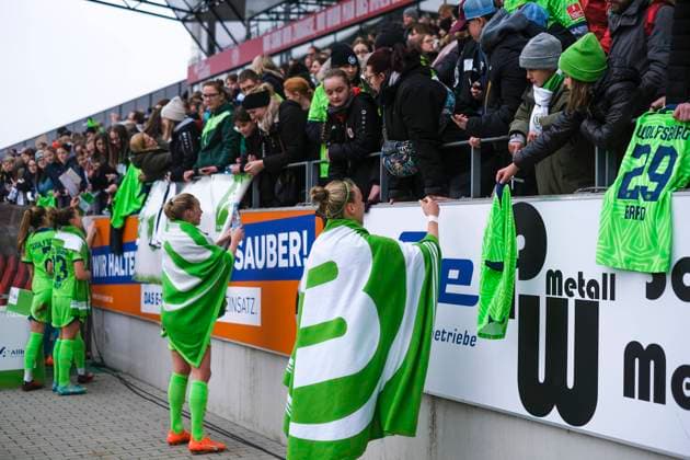 Essen, Germany, Feb. 12th 2023: VfL Wolfsburg player and fans after the Frauen Bundesliga game between SGS Essen and VFL Wolfsburg at the Stadion Hafenstrasse in Essen Germany. (Tatjana Herzberg SPP)  Copyright: xTatjanaxHerzberg SPPx spp-en-TaHe-_TAH9943