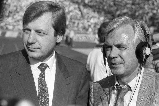 Dieter Kürten (re.) und Eberhard Diepgen 05 86 ru Dieter Kürten (re.) mit Eberhard Diepgen beim Endspiel FC Bayern München gegen VfB Stuttgart zum DFB-Pokal am 3. Mai 1986 in Berlin Deutschland deutsch deutscher deutsche Mann Männer Reporter Journalist Journalismus Sportreporter Sportjournalist TV-Journalist Moderator TV Fernsehen Fußballkommentator Fußball DFB Pokalspiel Vereinspokal Pokalfinale Pokal Politiker Politik CDU Regierender Bürgermeister german sports journalism soccer politician quer halb stehend neutral Kopfhörer Stadion sw *** Dieter Kürten re and Eberhard Diepgen 05 86 ru Dieter Kürten re with Eberhard Diepgen at the final match FC Bayern München against VfB Stuttgart to the DFB Cup on 3 May 1986 in Berlin Germany German German man men sports reporter journalist journalism sports reporter sports journalist TV journalist presenter TV television soccer commentator soccer DFB Cup match club cup cup final cup politician CDU governing mayor German sports journalism soccer politician cross half standing neutral headphones stadium sw