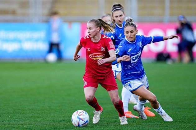 v.li.: Laura Donhauser (Köln, 25), Katharina Naschenweng (TSG, 9), Ereleta Memeti (TSG, 23), Zweikampf, Spielszene, Duell, duel, tackle, tackling, Dynamik, Action, Aktion, 12.02.2023, Sinsheim (Hoffenheim) (Deutschland), Fussball, Flyeralarm Frauen-Bundesliga, TSG 1899 Hoffenheim - 1. FC Köln, 12.02.2023, Sinsheim (Hoffenheim) (Deutschland), Fussball, Flyeralarm Frauen-Bundesliga, TSG 1899 Hoffenheim - 1. FC Köln, DFB DFL REGULATIONS PROHIBIT ANY USE OF PHOTOGRAPHS AS IMAGE SEQUENCES AND OR QUASI-VIDEO.