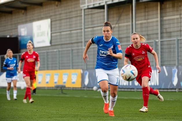 Nicole Billa (TSG Hoffenheim, 16) im Zweikampf mit Laura Donhauser (1. FC Koeln, 25), GER, TSG 1899 Hoffenheim vs. 1. FC Koeln, Fussball Flyeralarm Frauen Bundesliga, 12. Spieltag, Spielzeit 2022 2023, 12.02.2023 GER, TSG 1899 Hoffenheim vs. 1. FC Koeln, Fussball Flyeralarm Frauen Bundesliga, 12. Spieltag, Spielzeit 2022 2023, 12.02.2023 Hoffenheim Copyright: xEibner Memmlerx EP_MMR