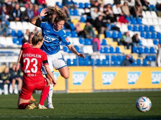 Chantal Hagel (TSG Hoffenheim, 07) im Zweikampf mit Jana Beuschlein (1. FC Koeln, 23), GER, TSG 1899 Hoffenheim vs. 1. FC Koeln, Fussball Flyeralarm Frauen Bundesliga, 12. Spieltag, Spielzeit 2022 2023, 12.02.2023 GER, TSG 1899 Hoffenheim vs. 1. FC Koeln, Fussball Flyeralarm Frauen Bundesliga, 12. Spieltag, Spielzeit 2022 2023, 12.02.2023 Hoffenheim Copyright: xEibner Memmlerx EP_MMR