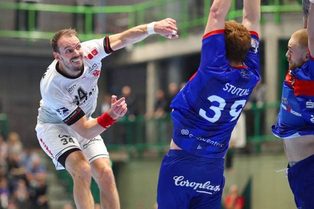 12.12.2023, Wuppertal, Handball, Uni-Halle, Liqui Moly Bundesliga, 19. Spieltag Saison 2022 2023, Bergischer HC - MT Melsungen: Kai Häfner von MT Melsungen wirft den Ball über die Abwehr von Lukas Stutzke (BHC) NRW Deutschland