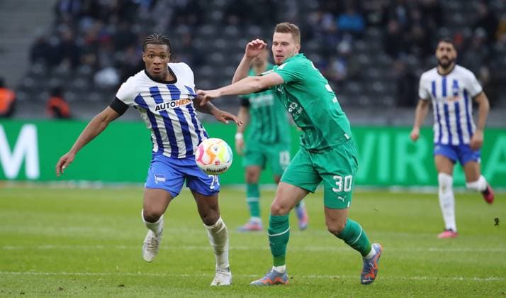 Jessic Ngankam, Nico Elvedi Zweikampf Spielszene Aktion Fußball Fussball DFL Bundesliga Herren 20.Spieltag Saison 2022 2023 12.02.2023 Hertha BSC Berlin vs. Borussia Mönchengladbach BMG