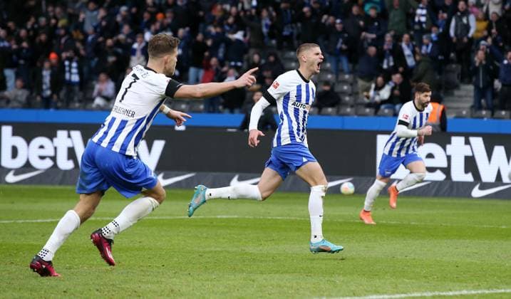 Sport Themen der Woche KW06 Sport Bilder des Tages Florian Niederlechner, Marton Dardai jubelnd nach 2:1, Marvin Plattenhardt Freude Emotion Jubel Fußball Fussball DFL Bundesliga Herren 20.Spieltag Saison 2022 2023 12.02.2023 Hertha BSC Berlin vs. Borussia Mönchengladbach BMG *** Florian Niederlechner, Marton Dardai jubilant after 2 1, Marvin Plattenhardt joy emotion jubilation sports football soccer DFL Bundesliga men 20 matchday season 2022 2023 12 02 2023 Hertha BSC Berlin vs Borussia Mönchengladbach BMG