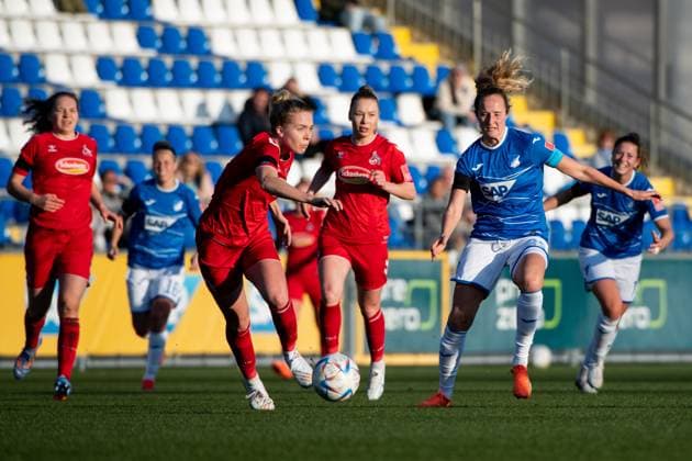 Fabienne Dongus (TSG Hoffenheim, 33) im Zweikampf mit Celina Degen (1. FC Koeln, 05), GER, TSG 1899 Hoffenheim vs. 1. FC Koeln, Fussball Flyeralarm Frauen Bundesliga, 12. Spieltag, Spielzeit 2022 2023, 12.02.2023 GER, TSG 1899 Hoffenheim vs. 1. FC Koeln, Fussball Flyeralarm Frauen Bundesliga, 12. Spieltag, Spielzeit 2022 2023, 12.02.2023 Hoffenheim Copyright: xEibner Memmlerx EP_MMR