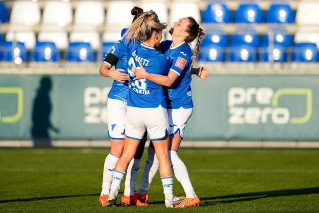 v.li.: Torschützin Nicole Billa (TSG, 16), Ereleta Memeti (TSG, 23), Julia Hickelsberger (Hickelsberger-Füller, TSG, 18), Spielerinnen der TSG 1899 Hoffenheim, jubeln über das Tor zum 1:0, Jubel, Torjubel, Torerfolg, celebrate the goal, goal, celebration, Jubel ueber das Tor, optimistisch, Spielszene, Highlight, Action, Aktion, 12.02.2023, Sinsheim (Hoffenheim) (Deutschland), Fussball, Flyeralarm Frauen-Bundesliga, TSG 1899 Hoffenheim - 1. FC Köln, 12.02.2023, Sinsheim (Hoffenheim) (Deutschland), Fussball, Flyeralarm Frauen-Bundesliga, TSG 1899 Hoffenheim - 1. FC Köln, DFB DFL REGULATIONS PROHIBIT ANY USE OF PHOTOGRAPHS AS IMAGE SEQUENCES AND OR QUASI-VIDEO.