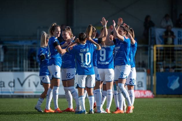Fabienne Dongus (TSG Hoffenheim, 33), Gia Corley (TSG Hoffenheim, 10), Katharina Naschenweng (TSG Hoffenheim, 09) klatschen sich ab, GER, TSG 1899 Hoffenheim vs. 1. FC Koeln, Fussball Flyeralarm Frauen Bundesliga, 12. Spieltag, Spielzeit 2022 2023, 12.02.2023 GER, TSG 1899 Hoffenheim vs. 1. FC Koeln, Fussball Flyeralarm Frauen Bundesliga, 12. Spieltag, Spielzeit 2022 2023, 12.02.2023 Hoffenheim Copyright: xEibner Memmlerx EP_MMR