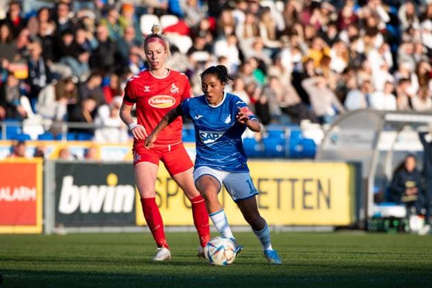 Gia Corley (TSG Hoffenheim, 10) im Zweikampf mit Sharon Beck (1. FC Koeln, 10), GER, TSG 1899 Hoffenheim vs. 1. FC Koeln, Fussball Flyeralarm Frauen Bundesliga, 12. Spieltag, Spielzeit 2022 2023, 12.02.2023 GER, TSG 1899 Hoffenheim vs. 1. FC Koeln, Fussball Flyeralarm Frauen Bundesliga, 12. Spieltag, Spielzeit 2022 2023, 12.02.2023 Hoffenheim Copyright: xEibner Memmlerx EP_MMR
