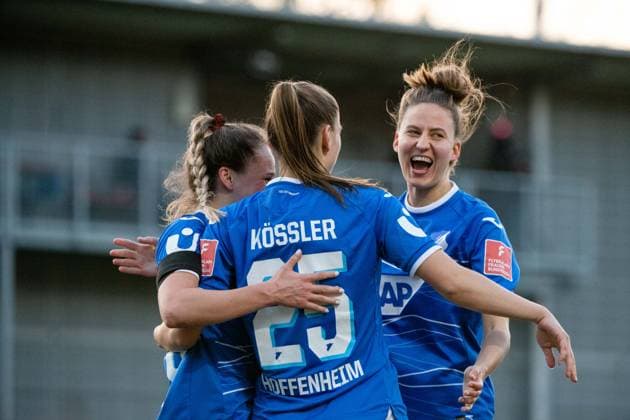 Melissa Koessler (TSG Hoffenheim, 25), Julia Hickelsberger (TSG Hoffenheim, 18), Franziska Harsch (TSG Hoffenheim, 17) jubeln ueber das Tor zum 2:0, GER, TSG 1899 Hoffenheim vs. 1. FC Koeln, Fussball Flyeralarm Frauen Bundesliga, 12. Spieltag, Spielzeit 2022 2023, 12.02.2023 GER, TSG 1899 Hoffenheim vs. 1. FC Koeln, Fussball Flyeralarm Frauen Bundesliga, 12. Spieltag, Spielzeit 2022 2023, 12.02.2023 Hoffenheim Copyright: xEibner Memmlerx EP_MMR