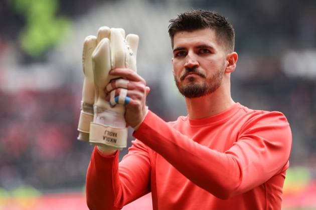 Fussball: 1. Bundesliga, FC St. Pauli - 1 FC Kaiserslautern, Hamburg, 12.02.2023 Jubel von Torwart Nikola Vasilj (Pauli) Hamburg Germany *** Football 1 Bundesliga, FC St Pauli 1 FC Kaiserslautern, Hamburg, 12 02 2023 cheering goalkeeper Nikola Vasilj Pauli Hamburg Germany