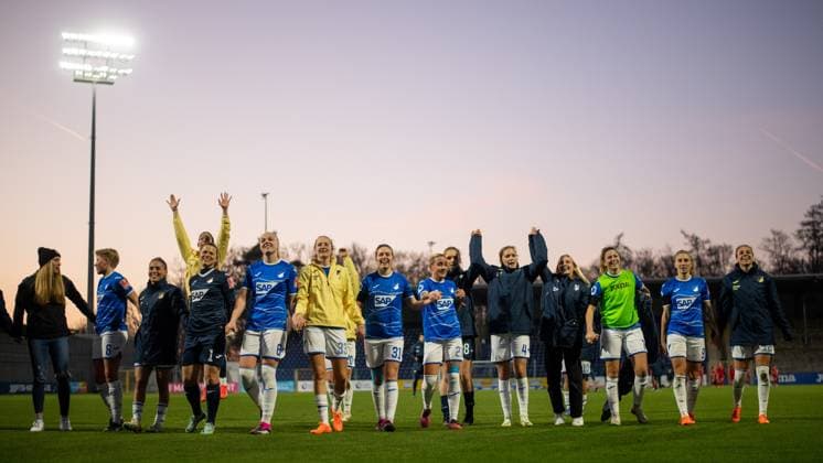 Sport Bilder des Tages Die Spielerinnen der TSG Hoffenheim jubeln ueber den Sieg, GER, TSG 1899 Hoffenheim vs. 1. FC Koeln, Fussball Flyeralarm Frauen Bundesliga, 12. Spieltag, Spielzeit 2022 2023, 12.02.2023 GER, TSG 1899 Hoffenheim vs. 1. FC Koeln, Fussball Flyeralarm Frauen Bundesliga, 12. Spieltag, Spielzeit 2022 2023, 12.02.2023 Hoffenheim Copyright: xEibner Memmlerx EP_MMR