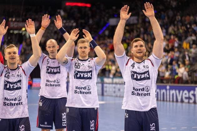 Die Spieler der SG Flensburg-Handewitt jubeln nach dem Sieg, positive Emotionen, Johan Hansen (SG Flensburg-Handewitt, 26), Simon Hald (SG Flensburg-Handewitt, 05), Anton Lindskog (SG Flensburg-Handewitt, 66), Johannes Golla (SG Flensburg-Handewitt, 04) jubelt freut sich GER, TVB Stuttgart vs. SG Flensburg-Handewitt, Handball, Liqui Moly HBL, Handball Bundesliga, 19. Spieltag, Spielzeit 2022 2023, 12.02.2023 GER, TVB Stuttgart vs. SG Flensburg-Handewitt, Handball, Liqui Moly HBL, Handball Bundesliga, 19. Spieltag, Spielzeit 2022 2023, 12.02.2023 Stuttgart Copyright: xEibnerxPressefotox xOliverxSchmix EP_OST
